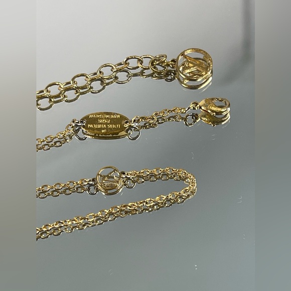 Louis Vuitton Collier Medal Miss Windsor Gold Tone Pendant Necklace - Picture 8 of 9